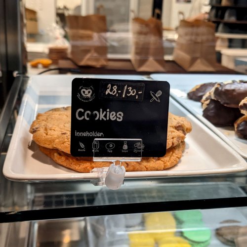 Čierne plastové cenovky na písanie kriedovými fixkami.